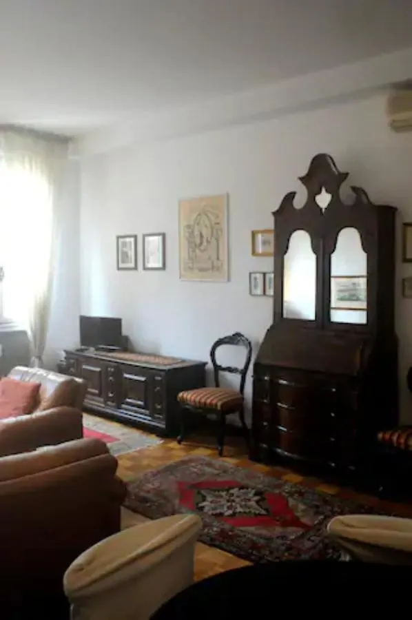 Charming Flat With Terrace Over The Canal contacts